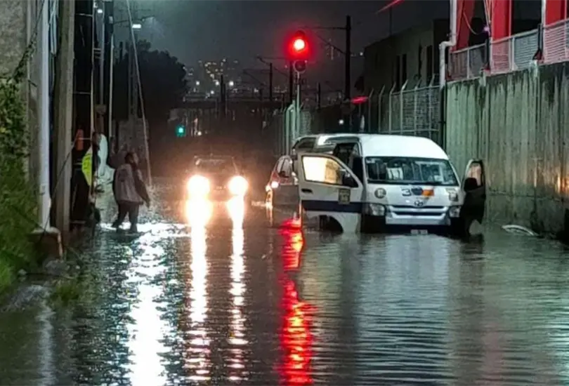 Entre flores y muestras de cari&ntilde;o, familiares y amigos despidieron en Ecatepec a las seis v&iacute;ctimas de la combi que qued&oacute; atrapada en una inundaci&oacute;n en Tultitl&aacute;n.