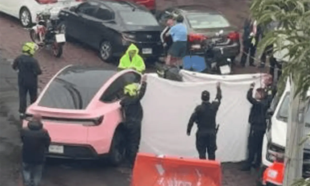  Alejandro Rodríguez Claudio, de 34 años, circulaba en una motocicleta cuando ocurrió el impacto con el Tesla Model 3 rosa. 