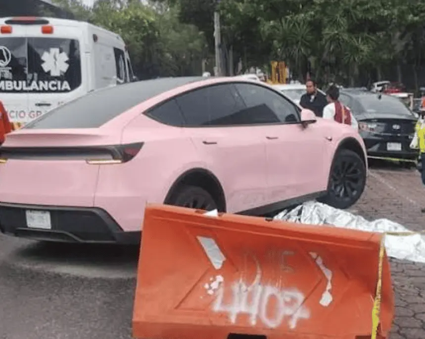 Un Tesla Model 3 color rosa estuvo involucrado en el accidente ocurrido en Periférico Sur en el que un hombre murió tras ser arrollado. RRSS.