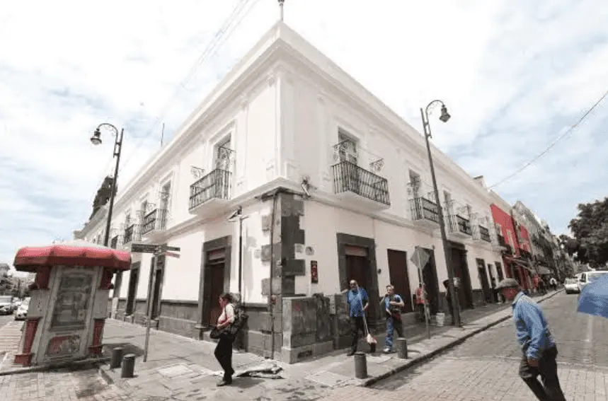 La intervención busca preservar los elementos arquitectónicos de las construcciones y, al mismo tiempo, mejorar el aspecto de uno de los corredores que forman parte de la zona patrimonial de la capital poblana. RRSS.