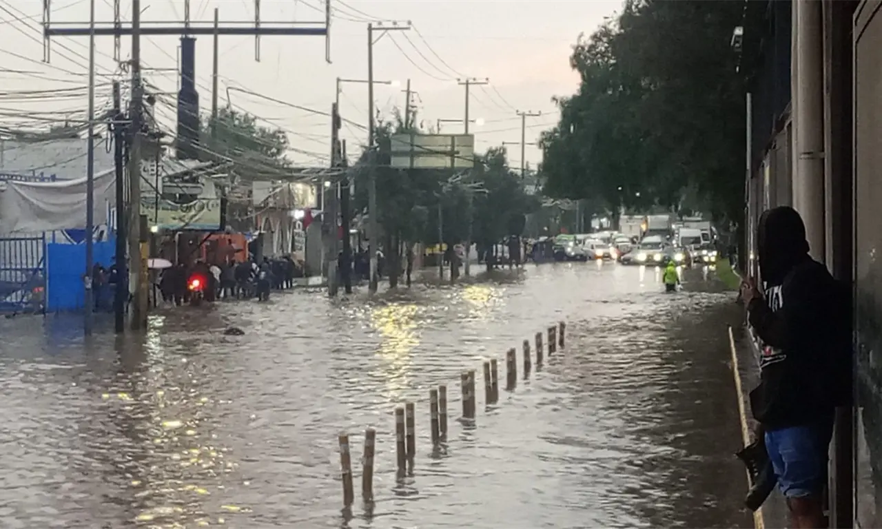  Lluvias inundan Tultitlán: agua supera 45 centímetros y afecta al ISSSTE y Mexibús 