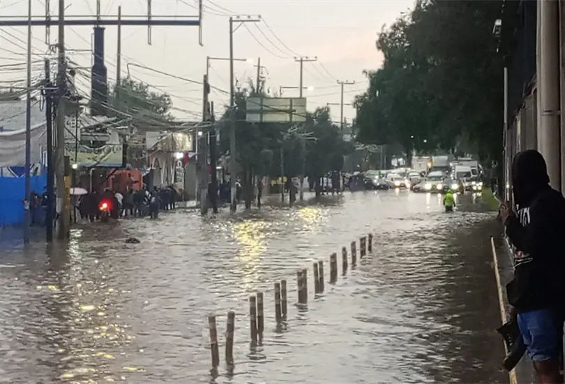 Lluvias inundan Tultitlán: agua supera 45 centímetros y afecta al ISSSTE y Mexibús Lluvias inundan Tultitlán: agua supera 45 centímetros y afecta al ISSSTE y Mexibús