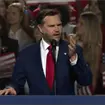 Vicepresidente de EE.UU. explota contra manifestante con bandera de M&eacute;xico 