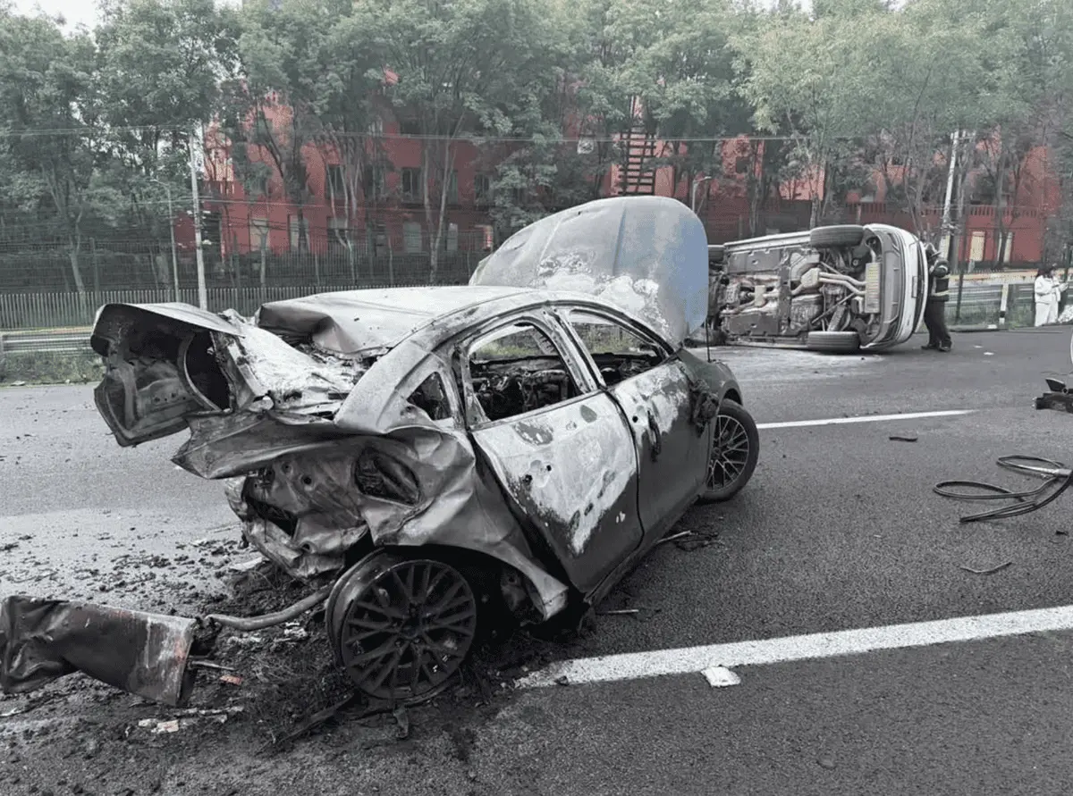 Un BYD eléctrico se incendió después de un fuerte choque con una camioneta Audi sobre la autopista México-Toluca, a la altura de Santa Fe. Especial