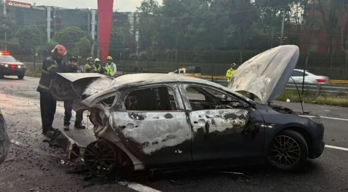  Los cuerpos de un hombre y una mujer fueron rescatados del BYD tras el incendio provocado por el choque. 