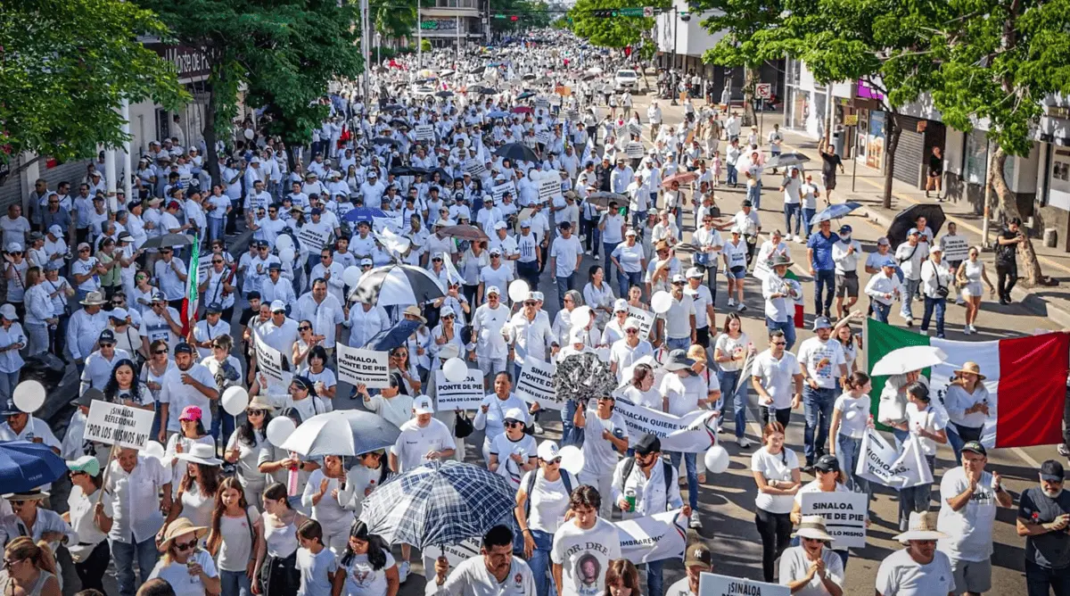 La marcha por la paz en Sinaloa se vio ensombrecida por una jornada de violencia que azoto este fin de semana. Especial