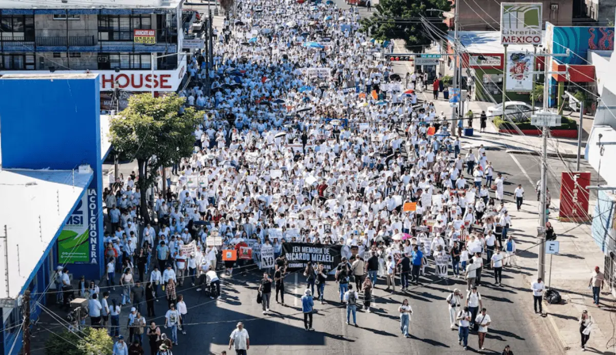  La marcha ocurrió un día después de una jornada que dejó 10 asesinatos en Sinaloa. 