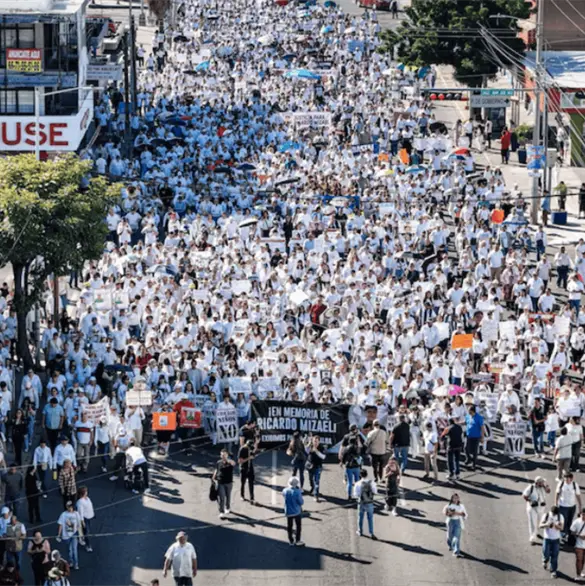 "Estamos hartos de vivir con miedo": Culiacán marcha por la paz tras una jornada violenta que dejó 10 asesinatos "Estamos hartos de vivir con miedo": Culiacán marcha por la paz tras una jornada violenta que dejó 10 asesinatos