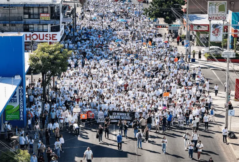 La marcha ocurrió un día después de una jornada que dejó 10 asesinatos en Sinaloa. La marcha ocurrió un día después de una jornada que dejó 10 asesinatos en Sinaloa.