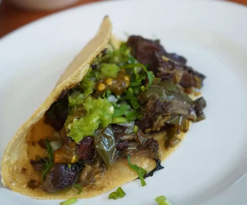 La moronga, también conocida como morcilla, es un embutido elaborado principalmente con sangre de cerdo y diferentes condimentos. En México puede servirse frita, guisada o dentro de tacos. Su ingrediente principal suele causar sorpresa entre extranjeros que no están familiarizados con este tipo de embutidos. La moronga, también conocida como morcilla, es un embutido elaborado principalmente con sangre de cerdo y diferentes condimentos. En México puede servirse frita, guisada o dentro de tacos. Su ingrediente principal suele causar sorpresa entre extranjeros que no están familiarizados con este tipo de embutidos.