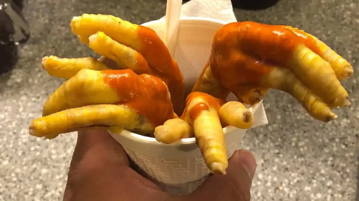 Las patitas de pollo son un ingrediente utilizado en diferentes preparaciones de la cocina mexicana. Se pueden consumir en caldos, guisados o incluso como botana. Para muchos mexicanos son un alimento tradicional, pero su apariencia y textura pueden resultar extrañas para extranjeros que no están acostumbrados a comer esto. Las patitas de pollo son un ingrediente utilizado en diferentes preparaciones de la cocina mexicana. Se pueden consumir en caldos, guisados o incluso como botana. Para muchos mexicanos son un alimento tradicional, pero su apariencia y textura pueden resultar extrañas para extranjeros que no están acostumbrados a comer esto.