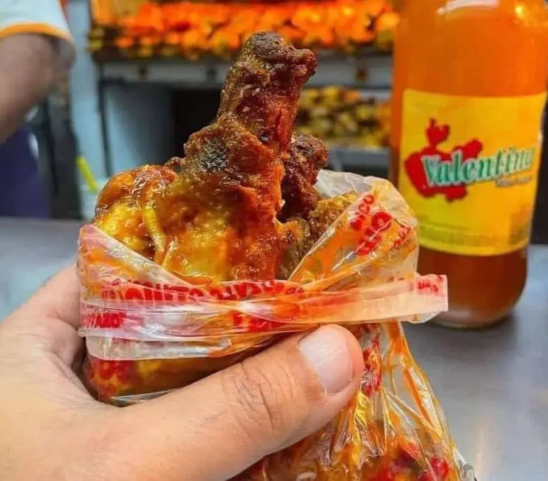 Los pescuezos de pollo suelen utilizarse principalmente para preparar caldos y otros guisos. También hay quienes los comen directamente después de cocinarlos. Aunque para muchas familias mexicanas forman parte de la cocina cotidiana, a algunos extranjeros les puede parecer extraño consumir esta parte del pollo. Los pescuezos de pollo suelen utilizarse principalmente para preparar caldos y otros guisos. También hay quienes los comen directamente después de cocinarlos. Aunque para muchas familias mexicanas forman parte de la cocina cotidiana, a algunos extranjeros les puede parecer extraño consumir esta parte del pollo.