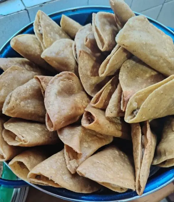 Las quesadillas de sesos se preparan con sesos de res, que se cocinan y posteriormente se colocan dentro de una tortilla. Su textura suave y cremosa es una de sus características principales. Se trata de una preparación tradicional que puede resultar poco habitual para extranjeros. Las quesadillas de sesos se preparan con sesos de res, que se cocinan y posteriormente se colocan dentro de una tortilla. Su textura suave y cremosa es una de sus características principales. Se trata de una preparación tradicional que puede resultar poco habitual para extranjeros.