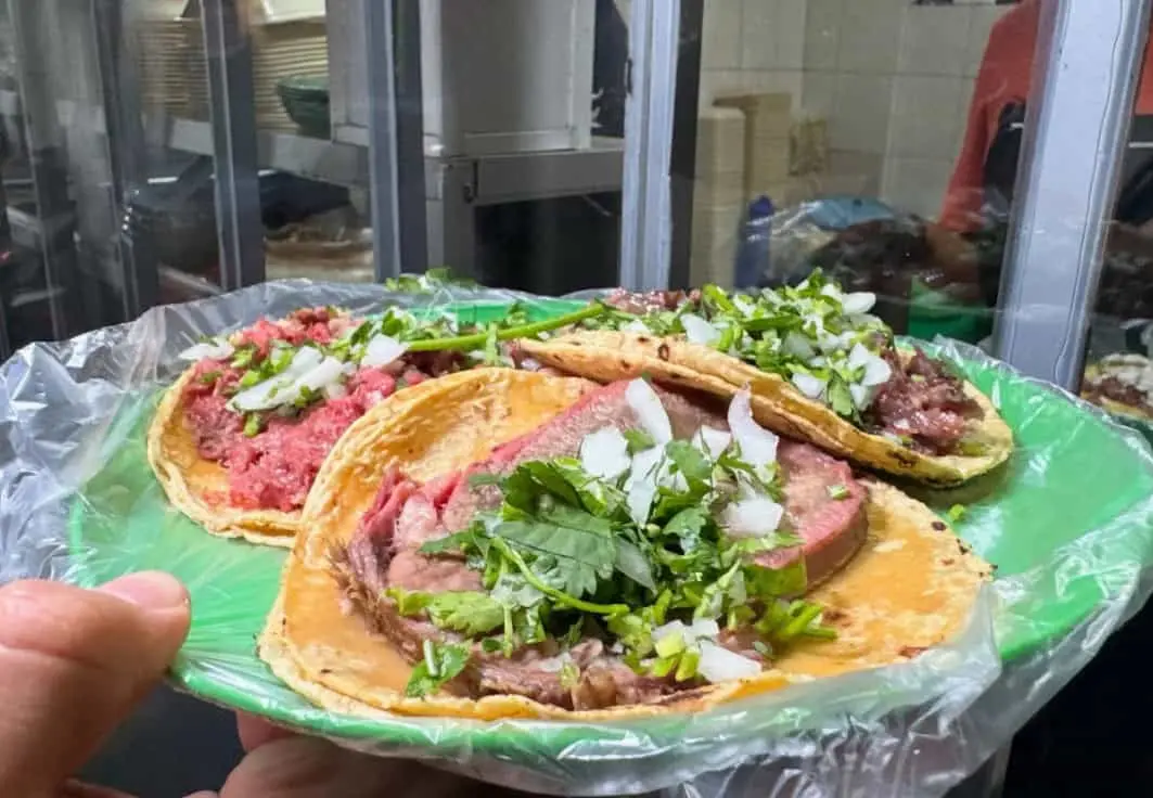 Los tacos de lengua son una preparación tradicional que utiliza la lengua de res cocida hasta conseguir una textura suave. Se sirven normalmente con cebolla, cilantro, salsa y limón. Aunque para muchos mexicanos son un clásico de las taquerías, algunos visitantes pueden sentirse sorprendidos al descubrir cuál es el ingrediente principal. Los tacos de lengua son una preparación tradicional que utiliza la lengua de res cocida hasta conseguir una textura suave. Se sirven normalmente con cebolla, cilantro, salsa y limón. Aunque para muchos mexicanos son un clásico de las taquerías, algunos visitantes pueden sentirse sorprendidos al descubrir cuál es el ingrediente principal.