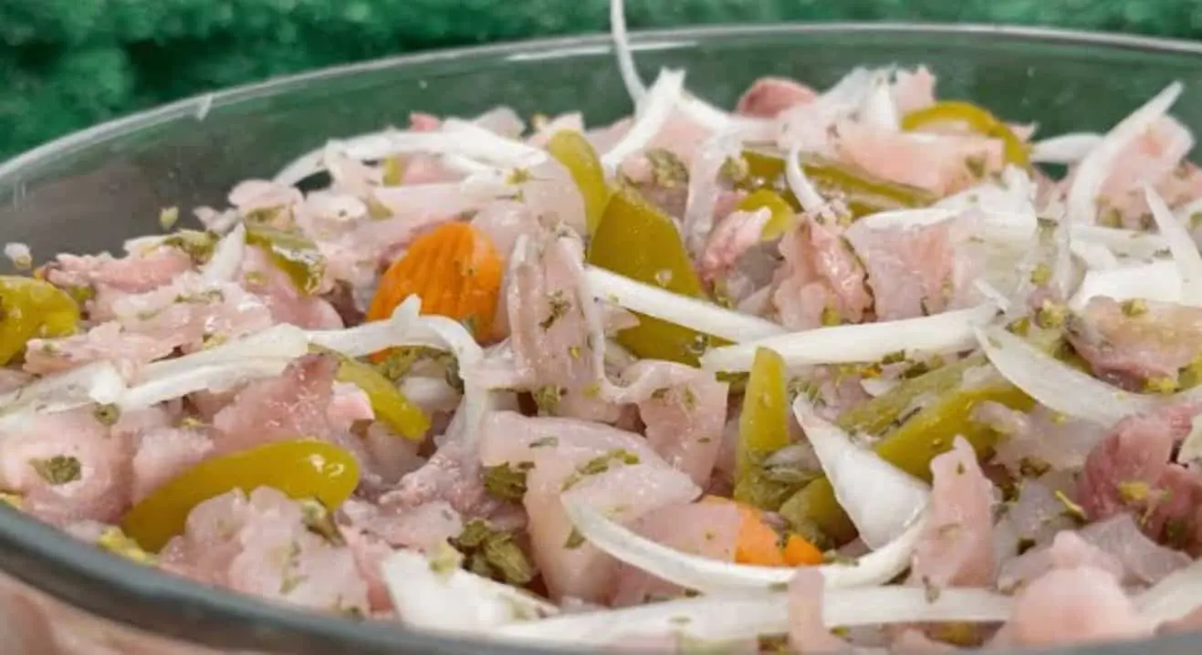Las tostadas de pata se preparan con pata de res cocida y picada, que suele acompañarse con ingredientes como cebolla, lechuga, crema, queso y salsa. La combinación de texturas puede resultar diferente para algunos extranjeros. <br> Las tostadas de pata se preparan con pata de res cocida y picada, que suele acompañarse con ingredientes como cebolla, lechuga, crema, queso y salsa. La combinación de texturas puede resultar diferente para algunos extranjeros. <br>
