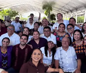 Rafael Mar&iacute;n Mollinedo acompa&ntilde;a a Claudia Sheinbaum durante informe en Quintana Roo