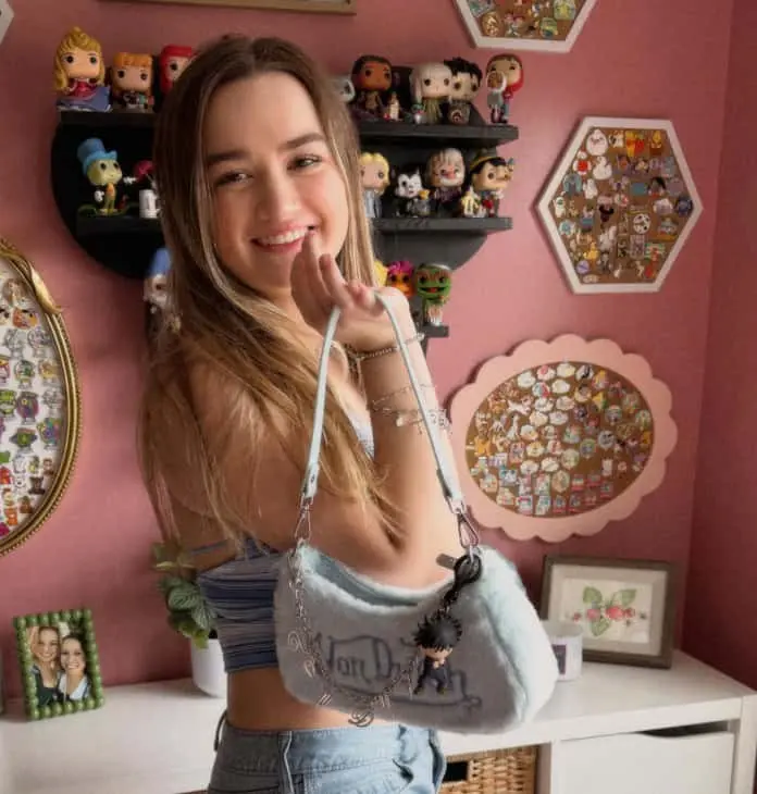 Chloe tambi&eacute;n ha compartido que es aficionada de los Golden State Warriors y del basquetbolista Stephen Curry, adem&aacute;s de mostrar inter&eacute;s por el anime.