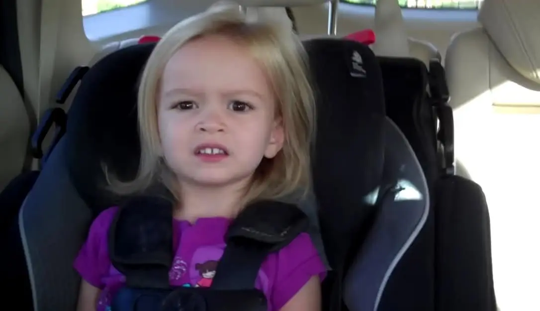 Mientras Lily reaccion&oacute; con emoci&oacute;n y comenz&oacute; a llorar, Chloe mir&oacute; hacia la c&aacute;mara con una expresi&oacute;n de sorpresa, desconcierto e incredulidad.
