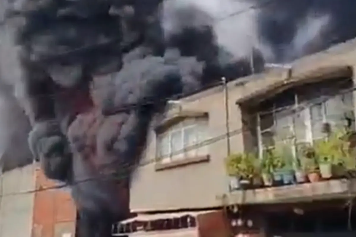  VIDEO: Se incendia bodega en Iztapalapa; humo negro cubre Santa María Aztahuacán 