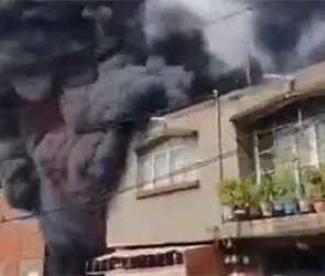 VIDEO: Se incendia bodega en Iztapalapa; humo negro cubre Santa Mar&iacute;a Aztahuac&aacute;n