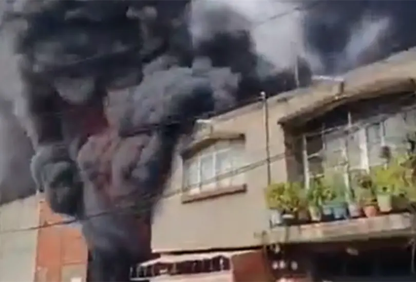 VIDEO: Se incendia bodega en Iztapalapa; humo negro cubre Santa Mar&iacute;a Aztahuac&aacute;n