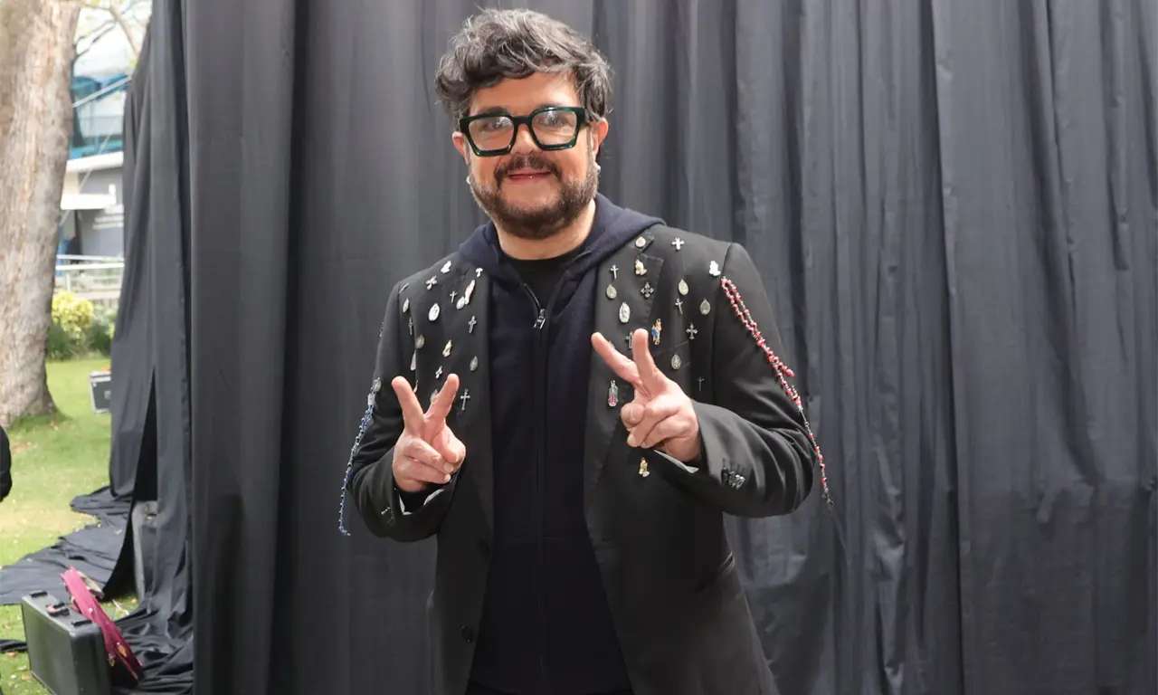  Aleks Syntek hace berrinche en pleno concierto del Grito de Independencia 
 