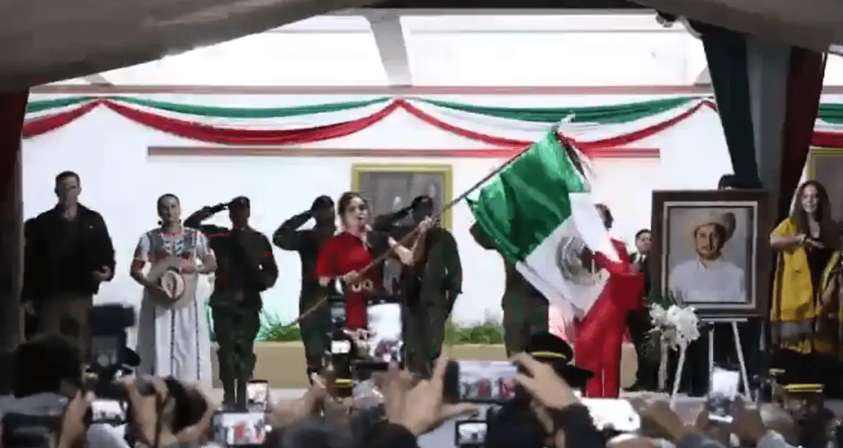 Grecia Quiroz dio el Grito de Independencia. Especial.