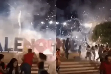 Pánico en Palenque: pirotecnia se sale de control y cae entre asistentes en pleno Grito de Independencia Pánico en Palenque: pirotecnia se sale de control y cae entre asistentes en pleno Grito de Independencia