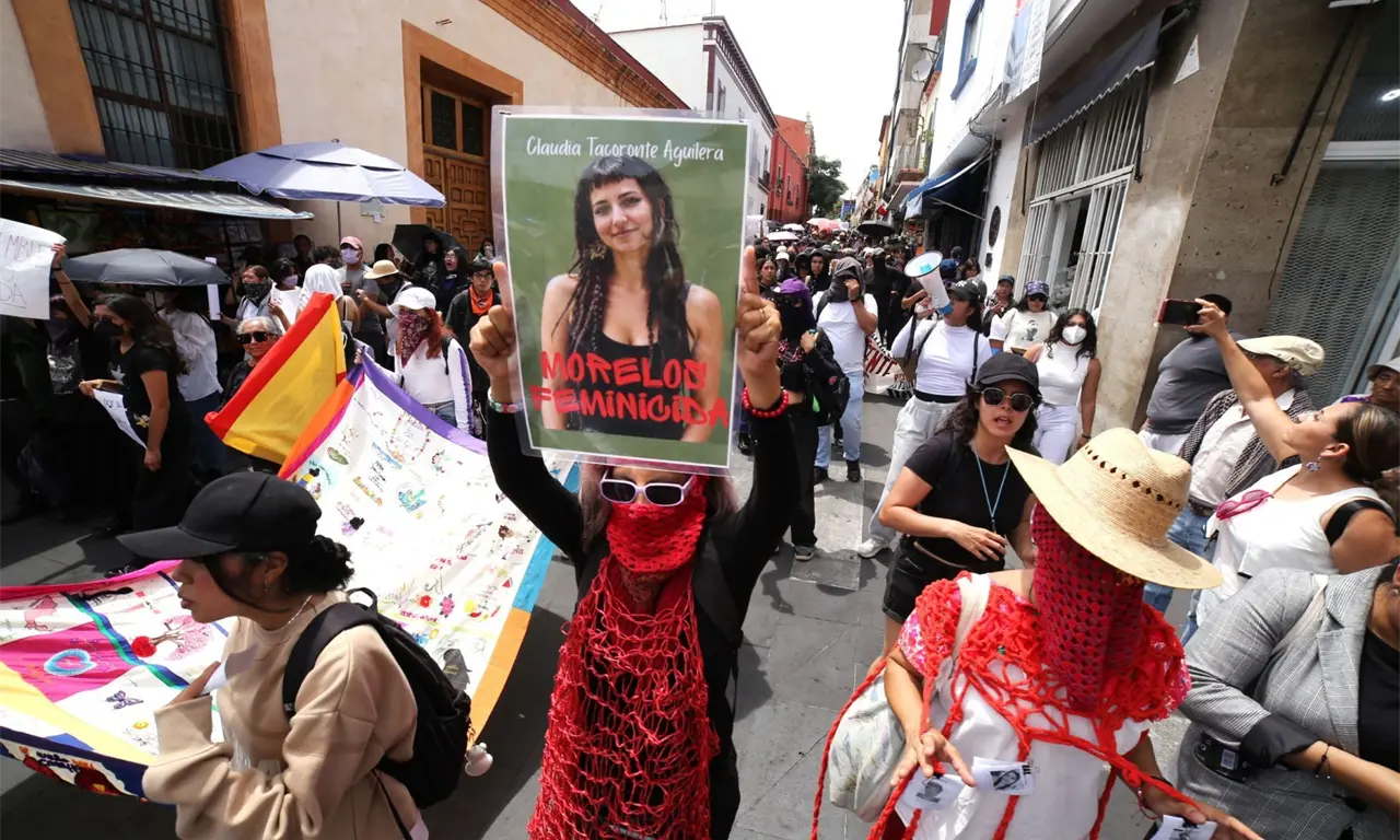  “Morelos Feminicida”: estudiantes irrumpen en desfile para exigir justicia por Claudia Tacoronte 
