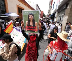 "Morelos Feminicida": estudiantes irrumpen en desfile para exigir justicia por Claudia Tacoronte "Morelos Feminicida": estudiantes irrumpen en desfile para exigir justicia por Claudia Tacoronte