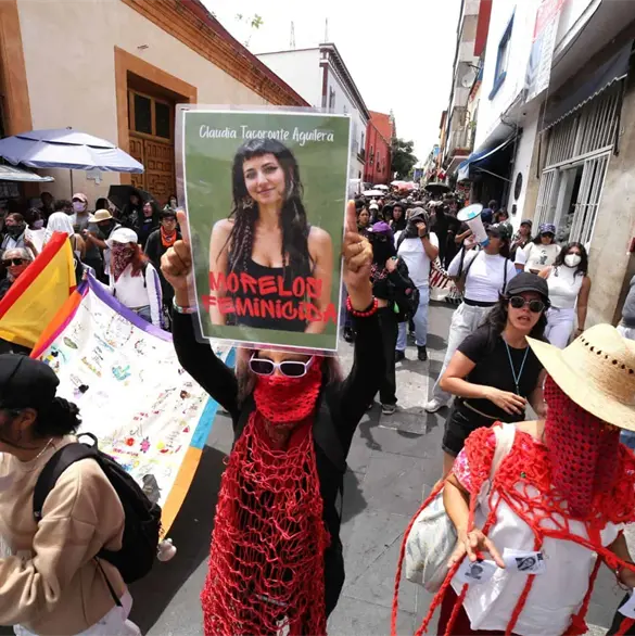 "Morelos Feminicida": estudiantes irrumpen en desfile para exigir justicia por Claudia Tacoronte "Morelos Feminicida": estudiantes irrumpen en desfile para exigir justicia por Claudia Tacoronte
