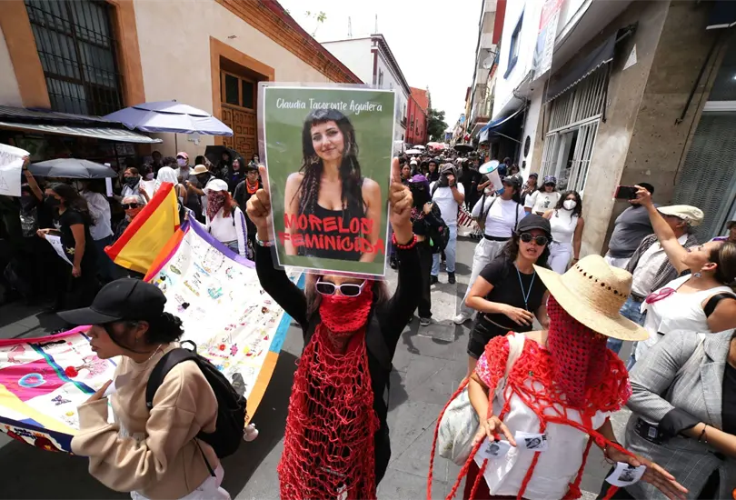"Morelos Feminicida": estudiantes irrumpen en desfile para exigir justicia por Claudia Tacoronte "Morelos Feminicida": estudiantes irrumpen en desfile para exigir justicia por Claudia Tacoronte