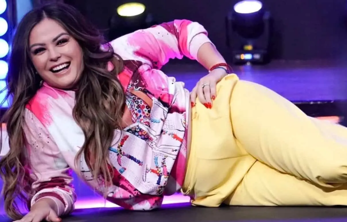 Su salida de 'Se Vale' estuvo acompa&ntilde;ada de versiones distintas. Mientras Mariana Echeverr&iacute;a afirm&oacute; que fue despedida porque estaba teniendo mayor &eacute;xito que Ra&uacute;l Maga&ntilde;a, el conductor se&ntilde;al&oacute; posteriormente que exist&iacute;an otros motivos relacionados con su desempe&ntilde;o laboral.