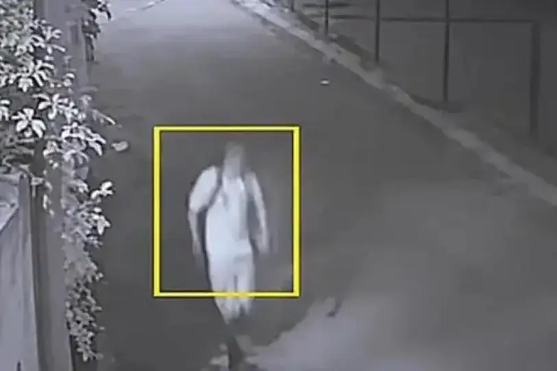 La versión señala que un hombre habría seguido a la joven después de que intentara escapar. Cuando logró alcanzarla, presuntamente la atacó con un arma blanca y le provocó varias heridas, entre ellas una en el abdomen. RRSS.