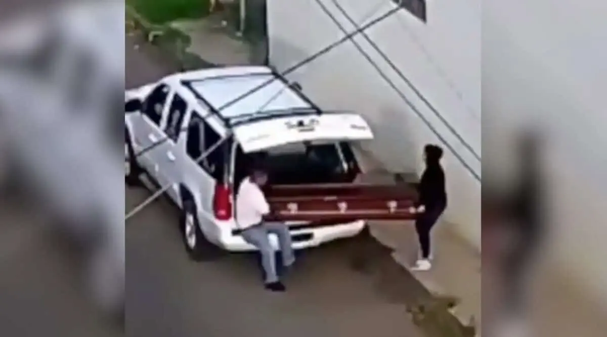  El ataúd abandonado ocultaba el cuerpo de un hombre de aproximadamente 35 años, cuya identidad aún es desconocida. 
