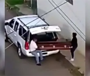 Captan a empleados de funeraria abandonando un ata&uacute;d con un cad&aacute;ver en Uruapan