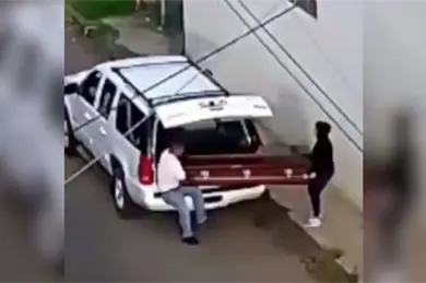 Captan a empleados de funeraria abandonando un ataúd con un cadáver en Uruapan Captan a empleados de funeraria abandonando un ataúd con un cadáver en Uruapan
