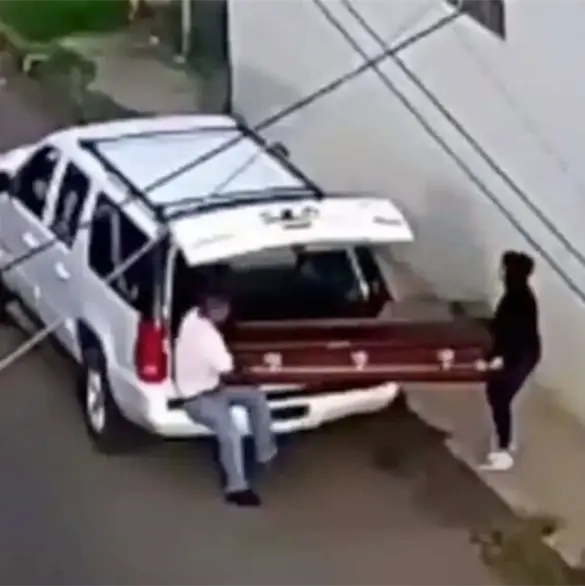 Captan a empleados de funeraria abandonando un ata&uacute;d con un cad&aacute;ver en Uruapan