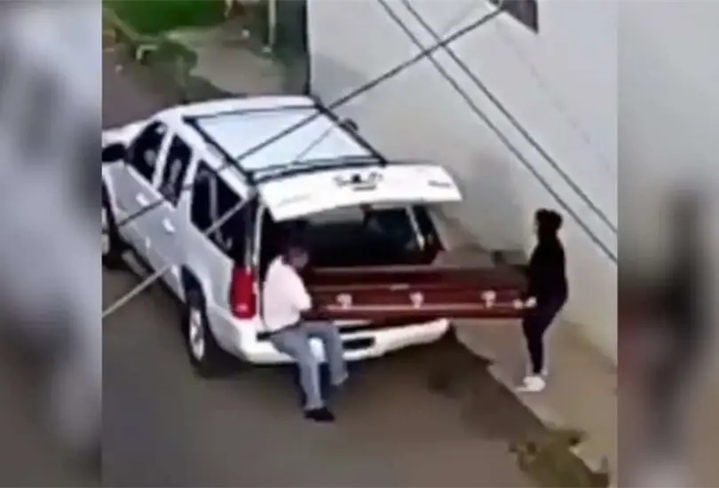 El ataúd abandonado ocultaba el cuerpo de un hombre de aproximadamente 35 años, cuya identidad aún es desconocida. El ataúd abandonado ocultaba el cuerpo de un hombre de aproximadamente 35 años, cuya identidad aún es desconocida.