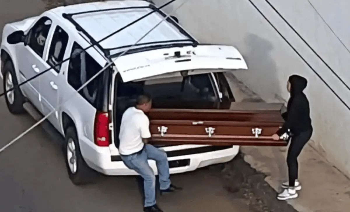 Imágenes difundidas en redes sociales muestran el momento en que dos personas abandonan un ataúd en las inmediaciones del aeropuerto de Uruapan, Michoacán. Redes sociales