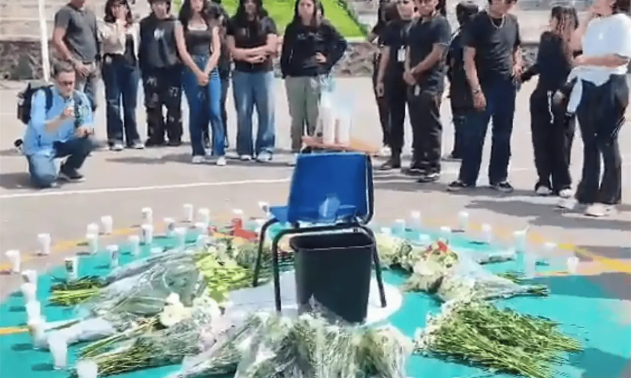  La ceremonia incluyó un minuto de silencio y concluyó con el pase de lista que la comunidad universitaria convirtió en una despedida colectiva. 