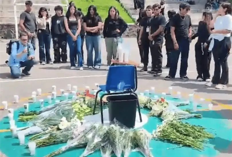 La ceremonia incluyó un minuto de silencio y concluyó con el pase de lista que la comunidad universitaria convirtió en una despedida colectiva. La ceremonia incluyó un minuto de silencio y concluyó con el pase de lista que la comunidad universitaria convirtió en una despedida colectiva.
