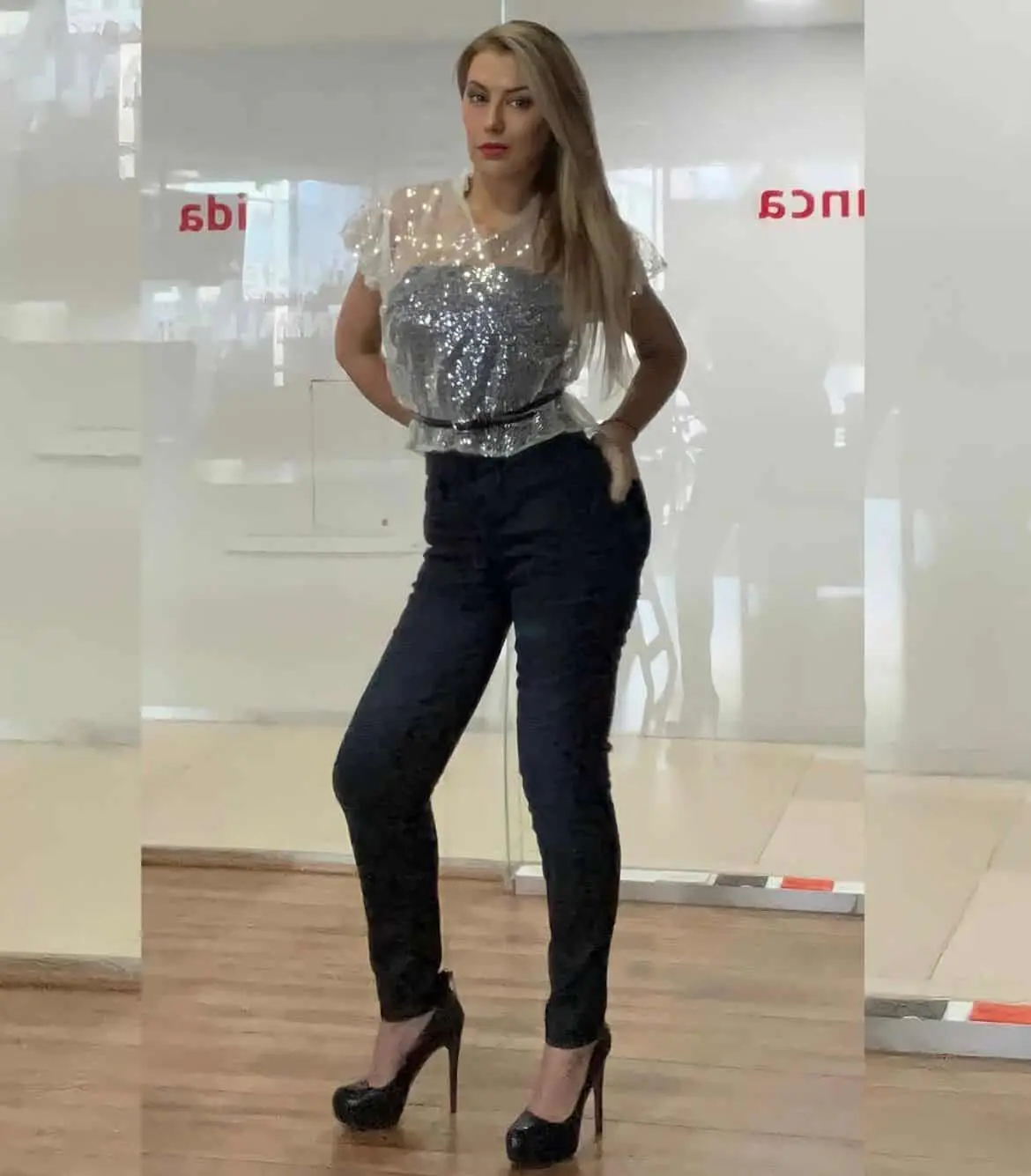 Meses después se incorporó a Univision Radio, donde copresentó los programas 'El Arañazo' y 'El Colmillo'. Meses después se incorporó a Univision Radio, donde copresentó los programas 'El Arañazo' y 'El Colmillo'.