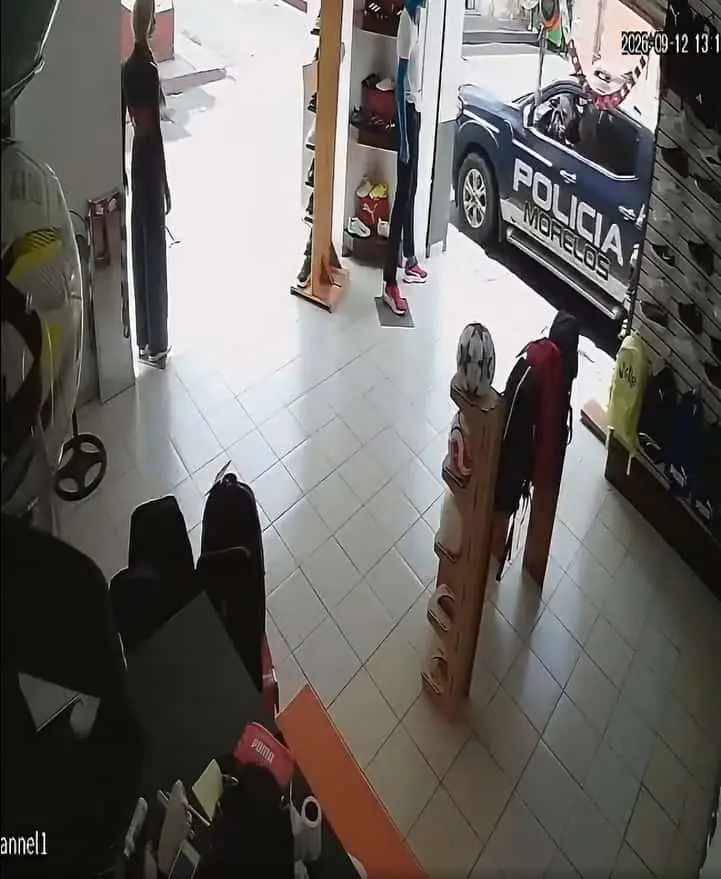 Poco después de que el hombre sale del comercio, una camioneta de la Policía de Morelos aparece en la escena y circula justo frente al establecimiento. RRSS.