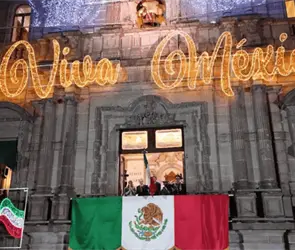 Grito de Independencia re&uacute;ne a Armenta y Chedraui en Puebla