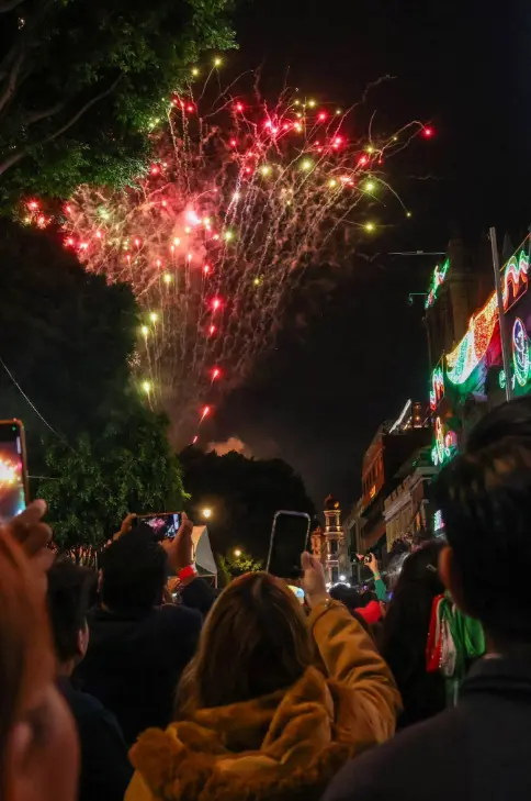 El acto reunió a familias poblanas en el Centro Histórico para recordar el inicio del movimiento independentista de 1810. RRSS.