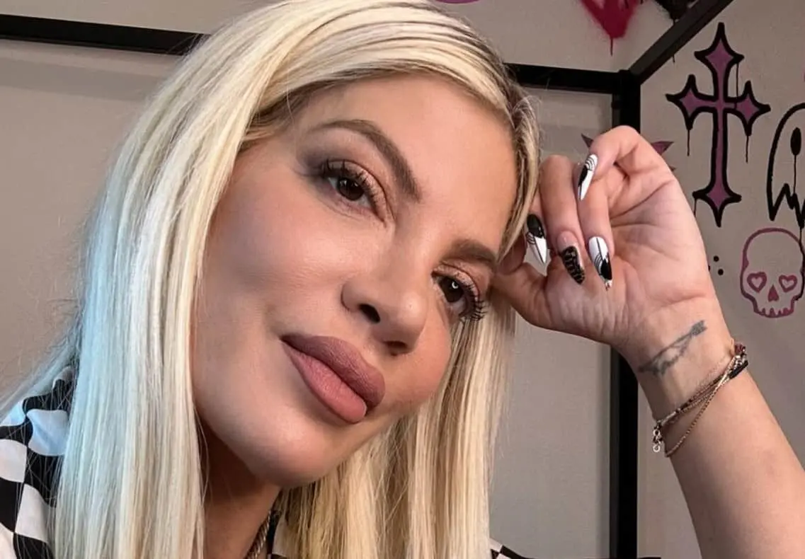 Tori Spelling nació el 16 de mayo de 1973 en Los Ángeles, California. Es hija del productor de televisión Aaron Spelling, responsable de numerosas producciones exitosas de aquella época.<br>