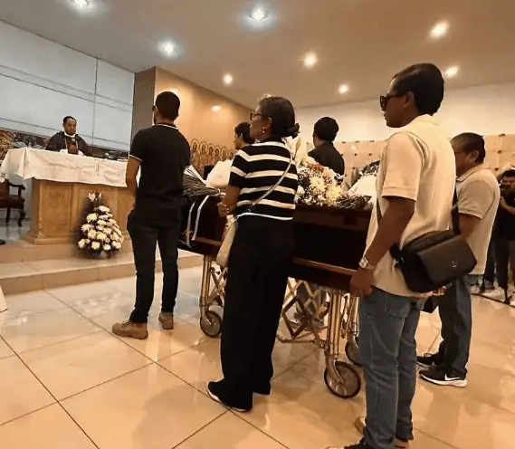 Durante las exequias, la madre de Karla pidió a las autoridades de Jalisco agotar las diligencias necesarias y analizar el caso bajo el protocolo correspondiente para determinar si existen elementos para investigarlo como feminicidio. RRSS.