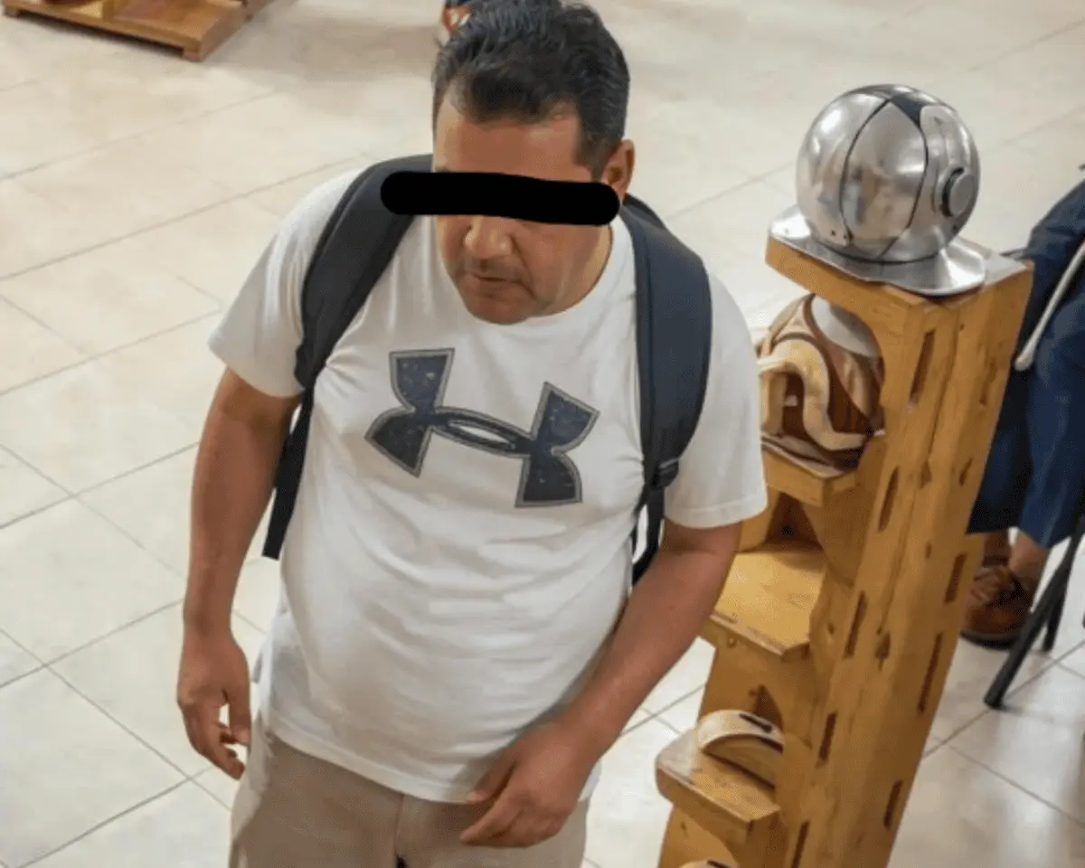Horas antes del asesinato de Claudia, un sujeto fue captado en una tienda cuando presuntamente tomó unos tenis y salió del establecimiento RRSS.