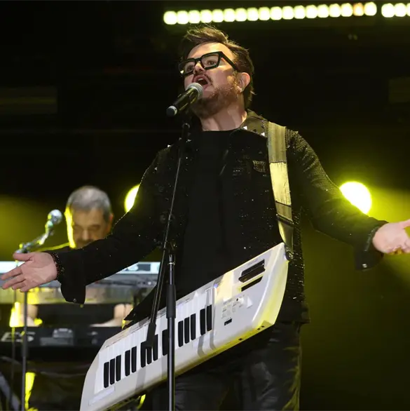¿Cuánto cobra Aleks Syntek? Revelan costo de concierto gratuito tras polémica con sus fans ¿Cuánto cobra Aleks Syntek? Revelan costo de concierto gratuito tras polémica con sus fans